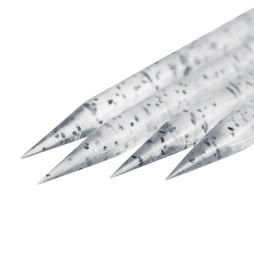 Nahaufnahme von transparenten Stiftspitzen mit schwarzem Punktmuster.