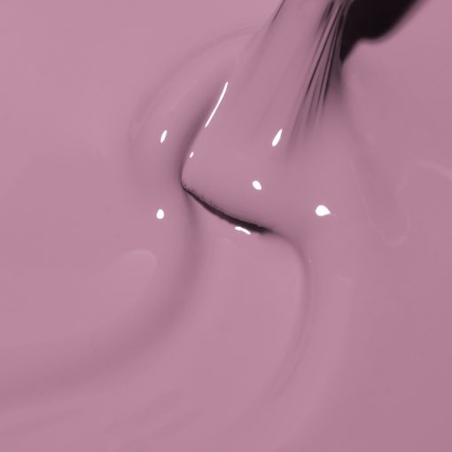 Nahaufnahme von rosa Nagellack, der von einem Pinsel fließt.