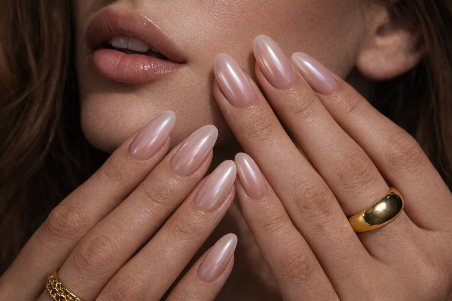 Nahaufnahme perlmuttfarbener Babyboomer Gelnägel in Rosé