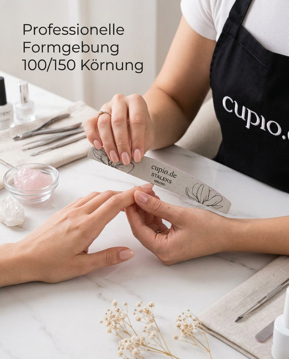 Maniküre mit Cupio Staleks Nagelfeile 100/150 Körnung zur professionellen Formgebung natürlicher Nägel
