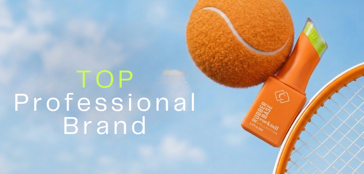 Tennisball, orangefarbene Produktverpackung und Tennisschläger mit Schriftzug Top Professional Brand vor blauem Himmel
