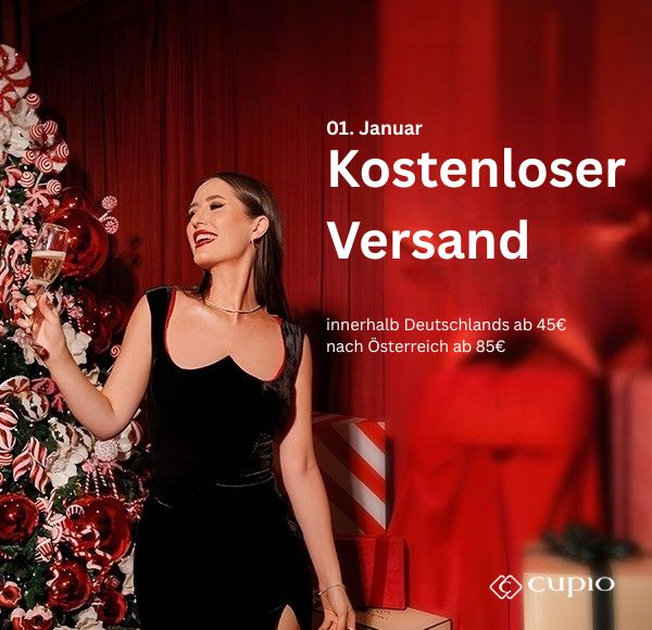 Frau feiert vor Weihnachtsbaum mit Cupio Versandaktion