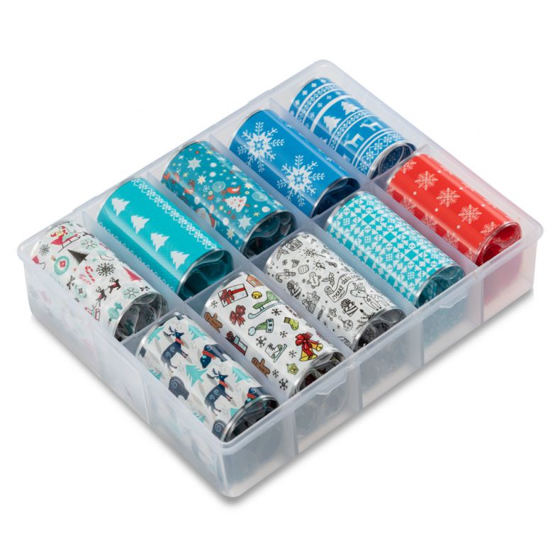 Satz von bunten Geschenkbandrollen in einer transparenten Box, ideal für die Weihnachtszeit.