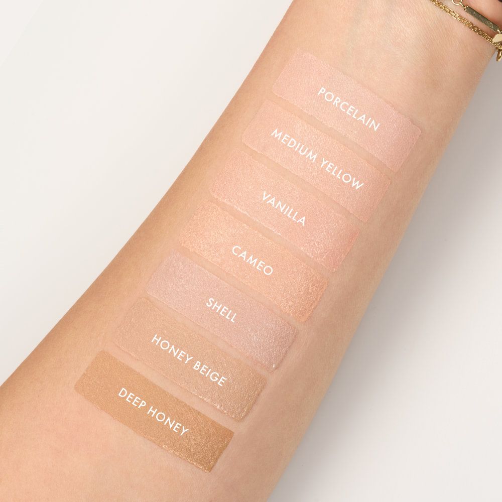 Swatches einer Foundation auf dem Unterarm mit den Farbtönen Porcelain, Medium Yellow, Vanilla, Cameo, Shell, Honey Beige und Deep Honey