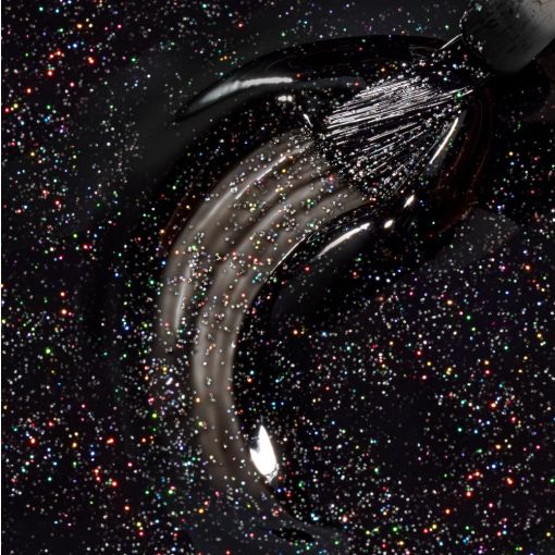 Nahaufnahme von schwarzem Glitzer-Nagellack auf Pinsel