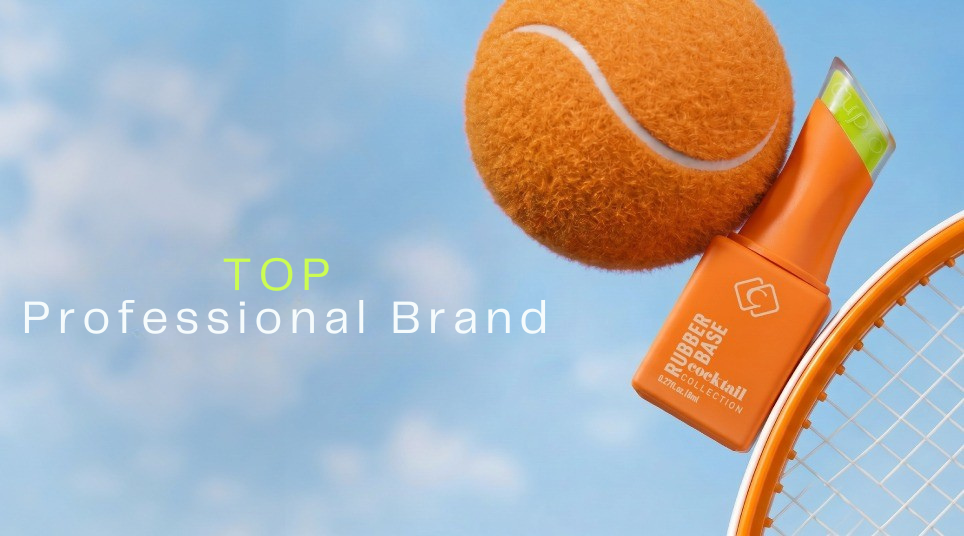 Orange Rubber Base UV-Nagellackflasche als Professional Brand Produkt, inszeniert mit Tennisball und Tennisschläger vor blauem Himmel