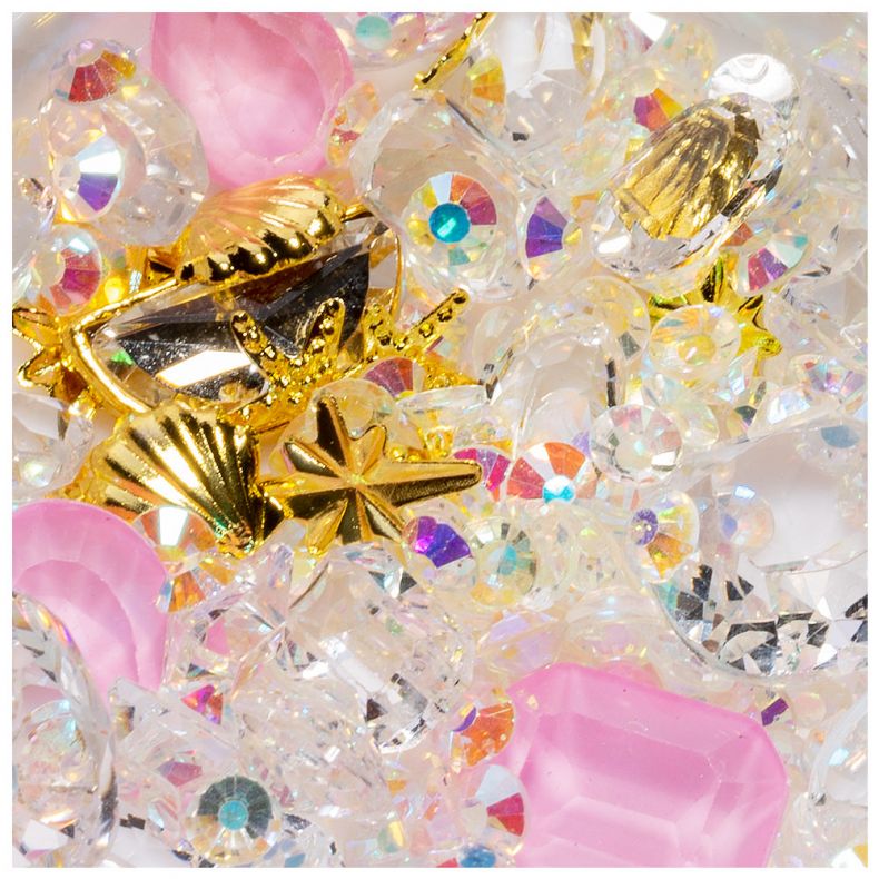 Bunte Schmucksteine und goldene Elemente in einer Mischung