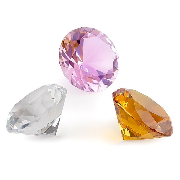 Drei facettierte Kristalle in klar, pink und orange