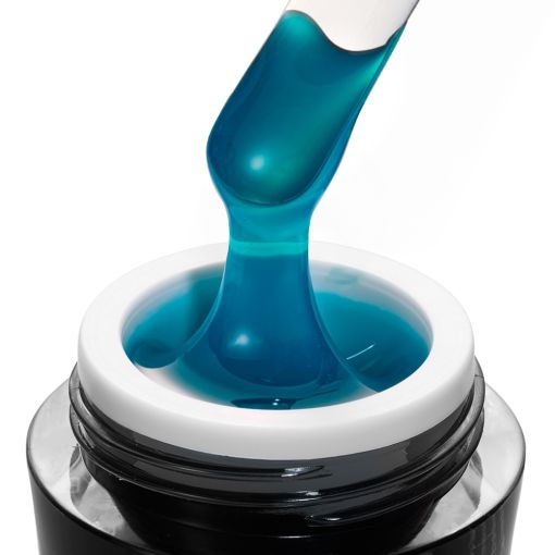 d0215_b Nahaufnahme eines transparenten blauen Gels, das aus einem Kosmetikbehälter gezogen wird.