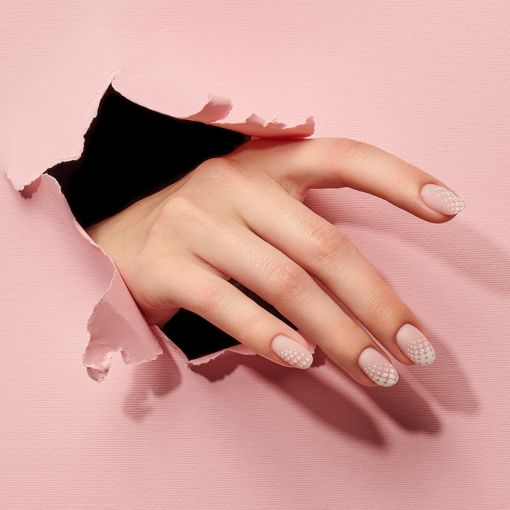 perfect_matte_top_coat_rubber_base_skin3 Hand mit stilvollem Nageldesign, die durch pinkes Papier schaut