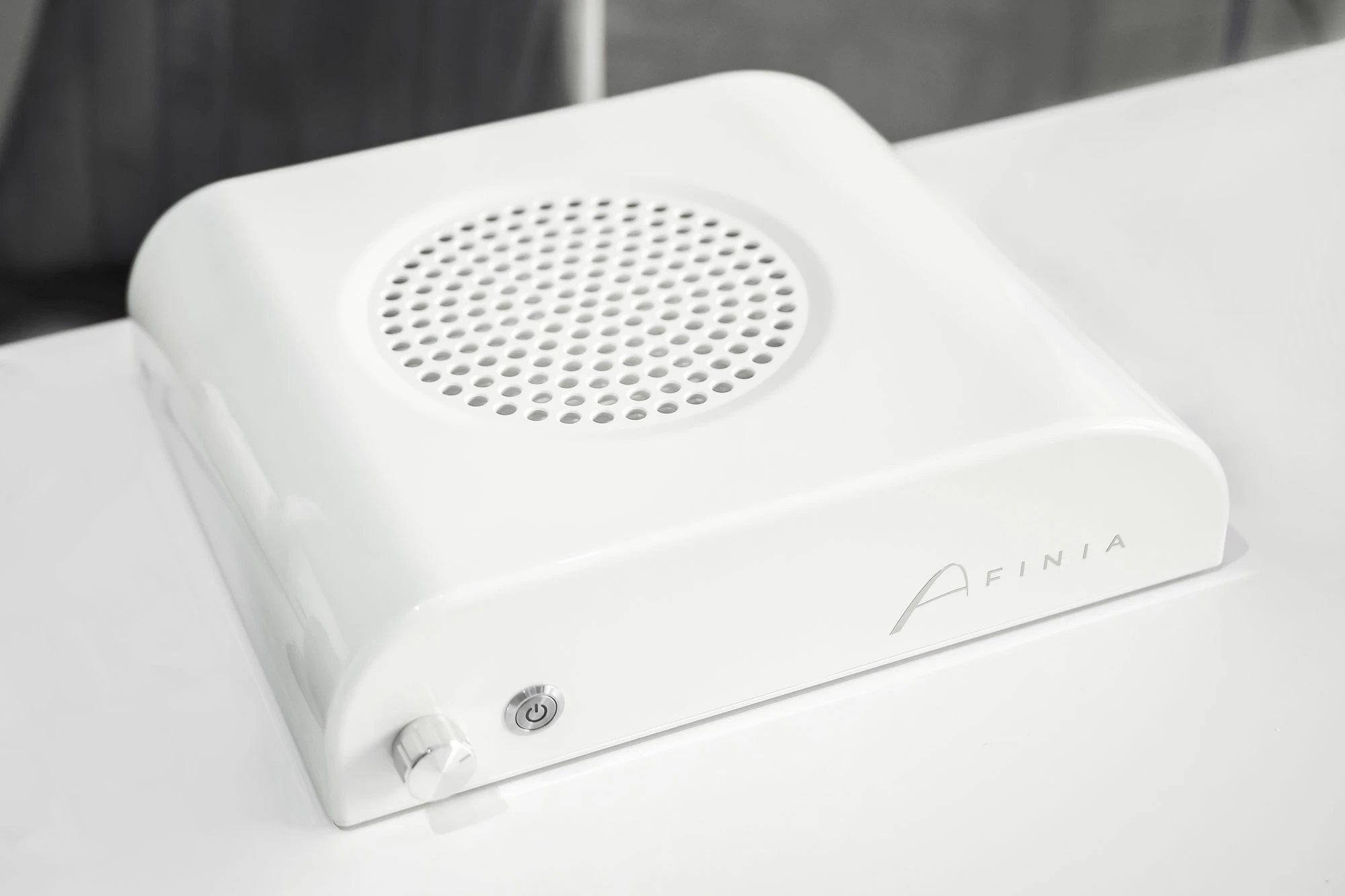 Mobile-plus-miniaturkaa Weißes Designgerät von AFINIA mit runder Belüftung und Energieeinschalter