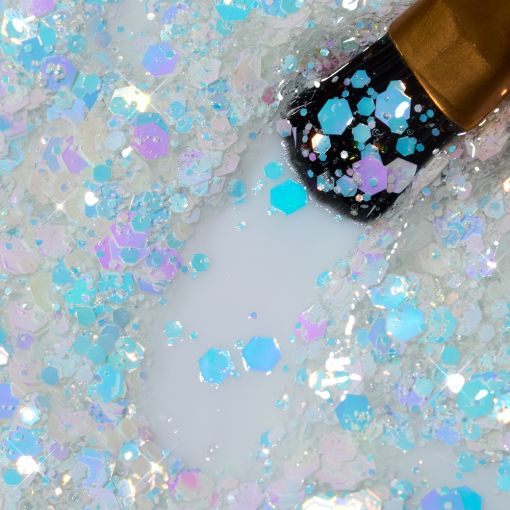 gel_design_granita_cool_coconut_c8838_b Nahaufnahme von glitzernden Hologramm- und hexagonalen Glitzerpartikeln auf weißem Hintergrund.