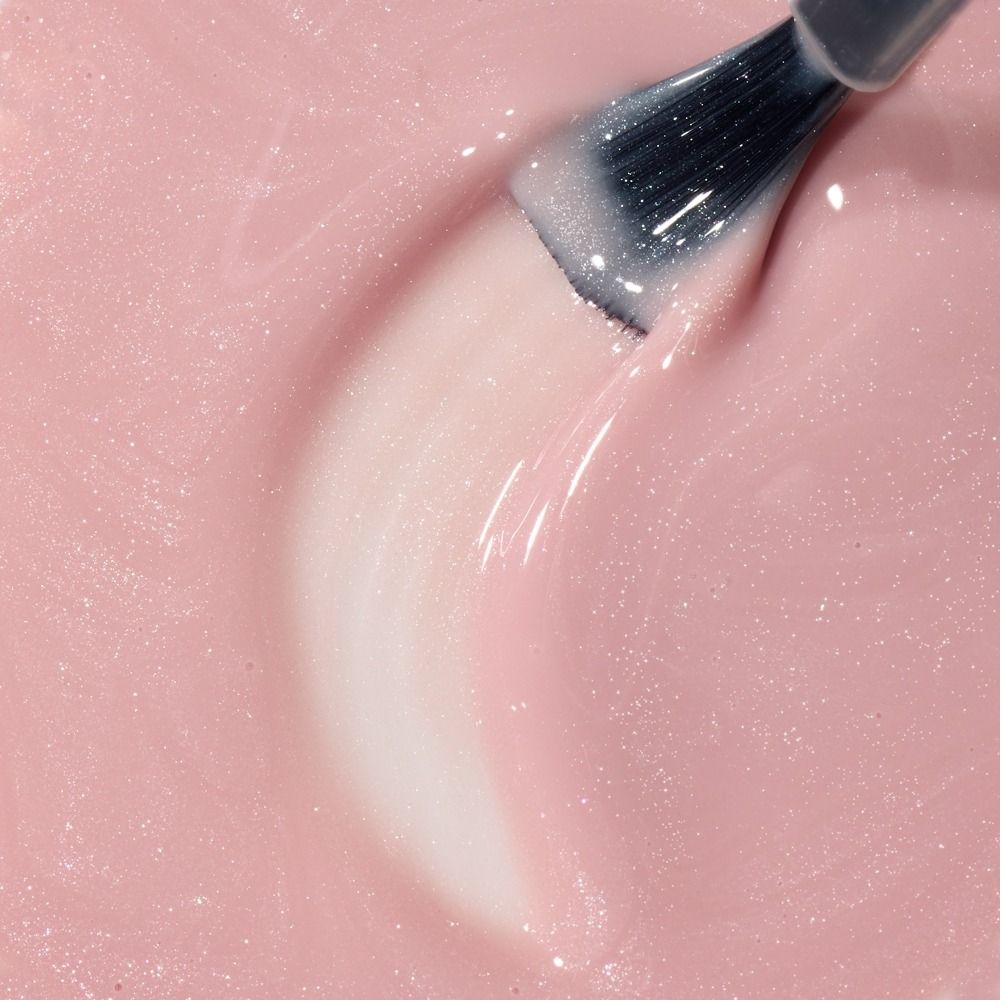 Nahaufnahme des roséfarbenen Cupio 3-in-1 Gellack Mani Pedi GRWM 8ml beim Auftragen mit Pinsel, glänzend und leicht schimmernd für Mani und Pedi