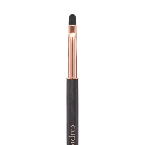 luxe_noir_002_c8087_b_1FGa59jg9lWD4R Eleganter Make-up-Pinsel mit feiner Spitze für präzise Konturierung und Anwendung.