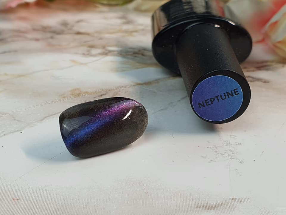 158383347_10219200465425248_7619471498158353660_n Schwarz-lila schimmernder Nagellack mit dem Namen Neptune auf einem weißen Untergrund