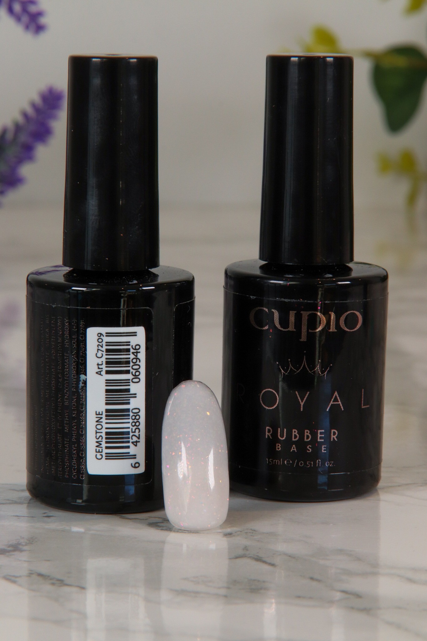 331564753_1549009058911143_5971581174789521726_n-1 Cupio Royal Rubber Base 15ml und ein glänzender Glitzer-Nagel