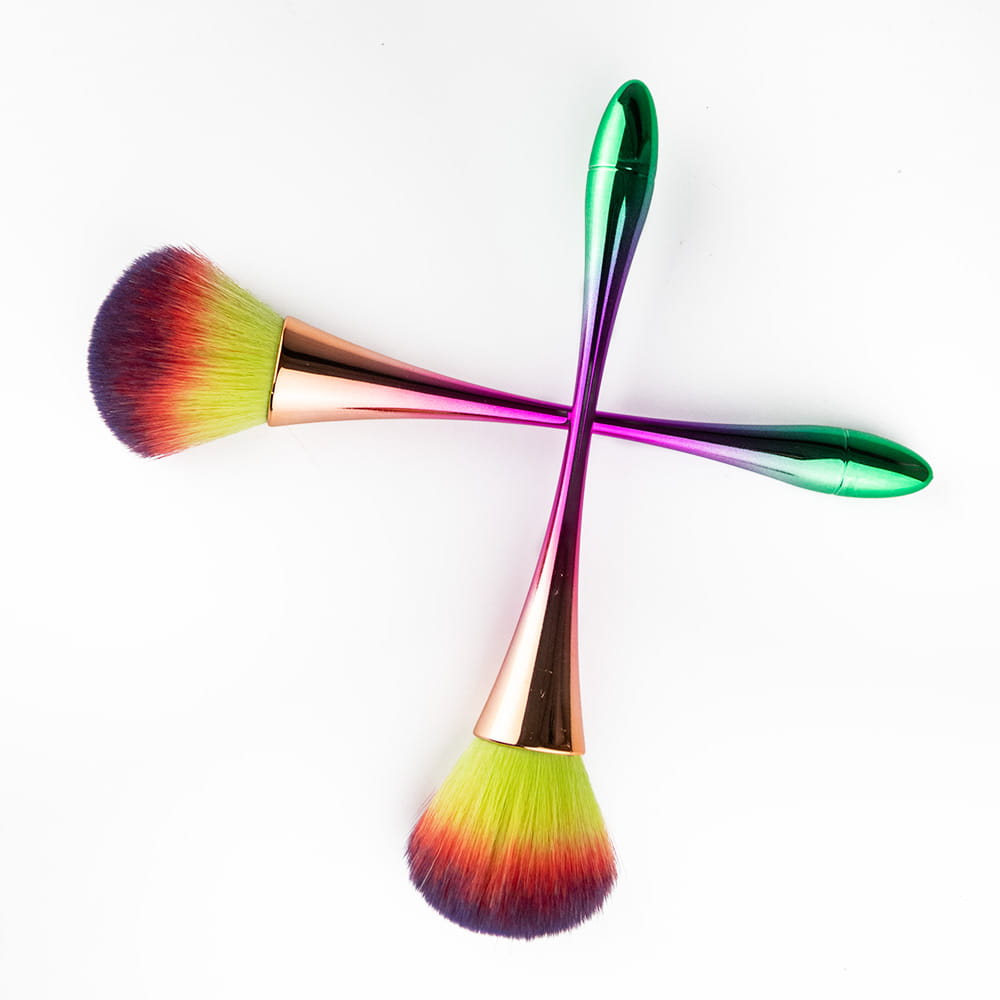 Bunte Make-up Pinsel in Kreuzform auf weißem Hintergrund