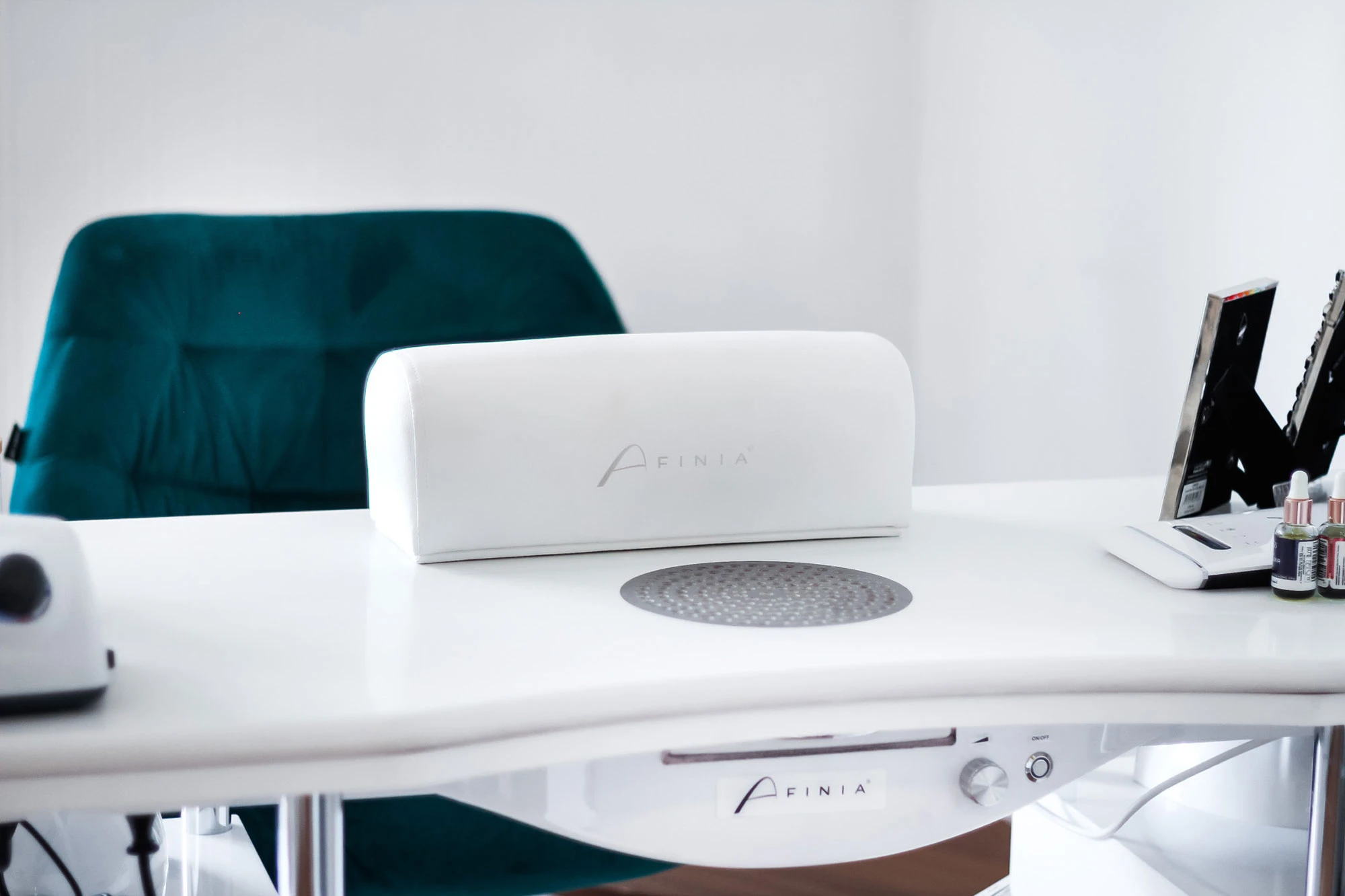 Weiße AFINIA Handauflage auf professionellem Nageltisch