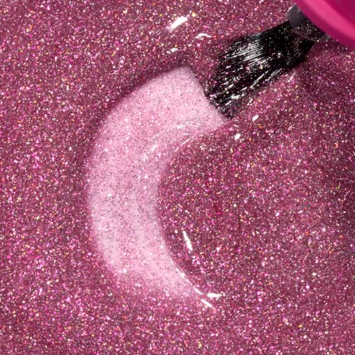 Nahaufnahme rosa Glitzer-Nagellack mit Pinselstrich
