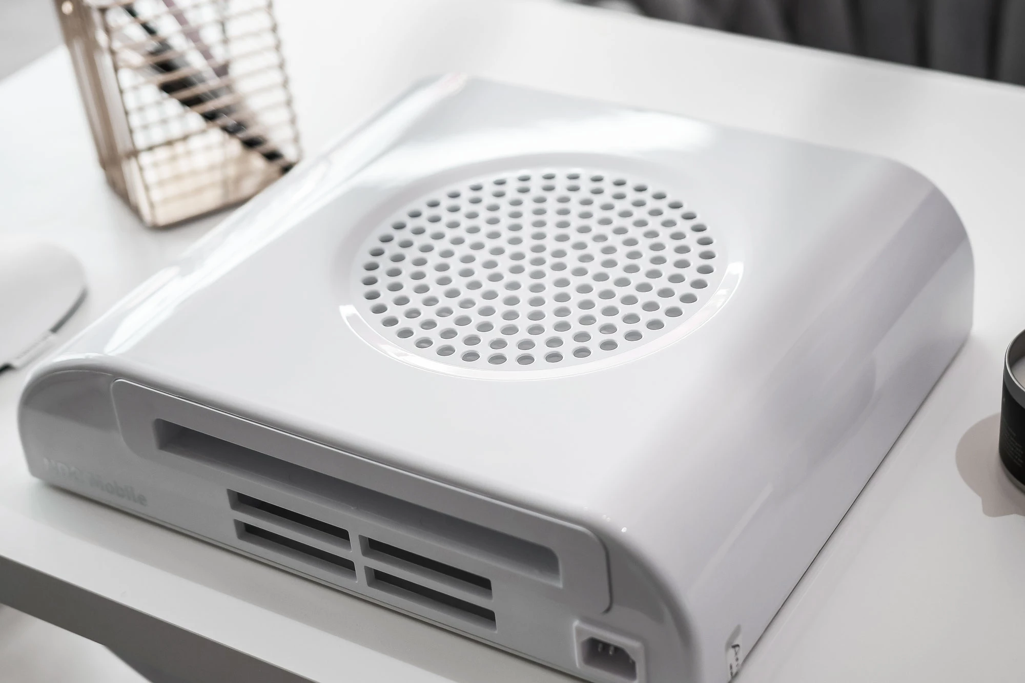 Mobile-plus-tyl Kompakte, moderne mobile Box auf einem Tisch