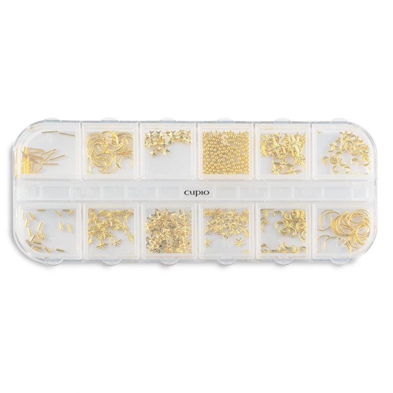 Schmuckteil-Set mit verschiedenen goldenen Formen in praktischer Box