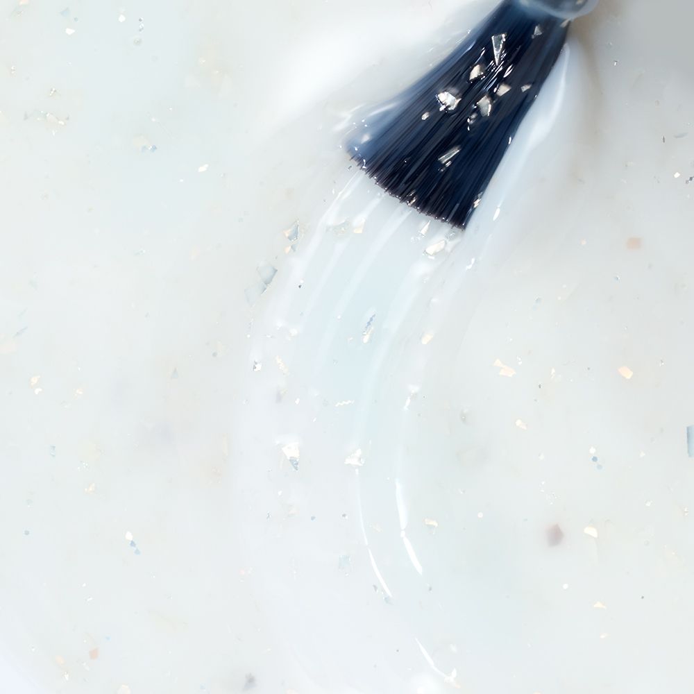 Pinsel in milchig weißer Cupio Rubber Base Effect X Perfect Flakes Bridal White 15ml mit irisierenden Flake-Partikeln für elegante UV-Nägel