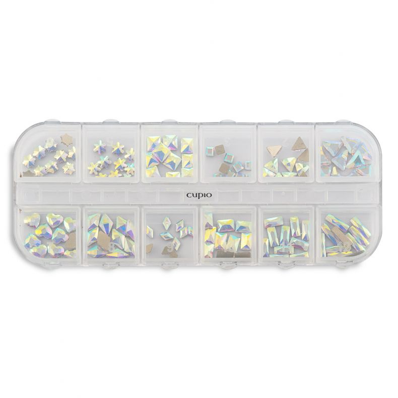 Set mit verschiedenen dekorativen Strasssteinen für Nail Art in einer transparenten Box