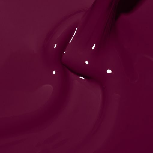 Nahaufnahme von flüssigem Nagellack dunkel-beere