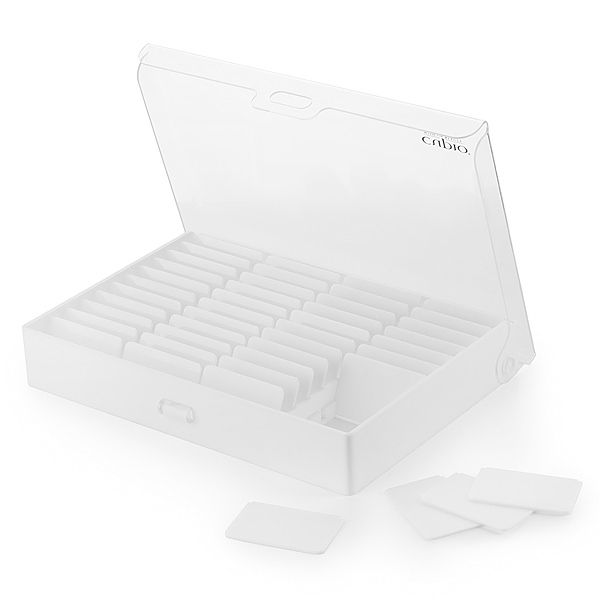 Klarer Kasten zur Aufbewahrung von Karten mit vielen Fächern