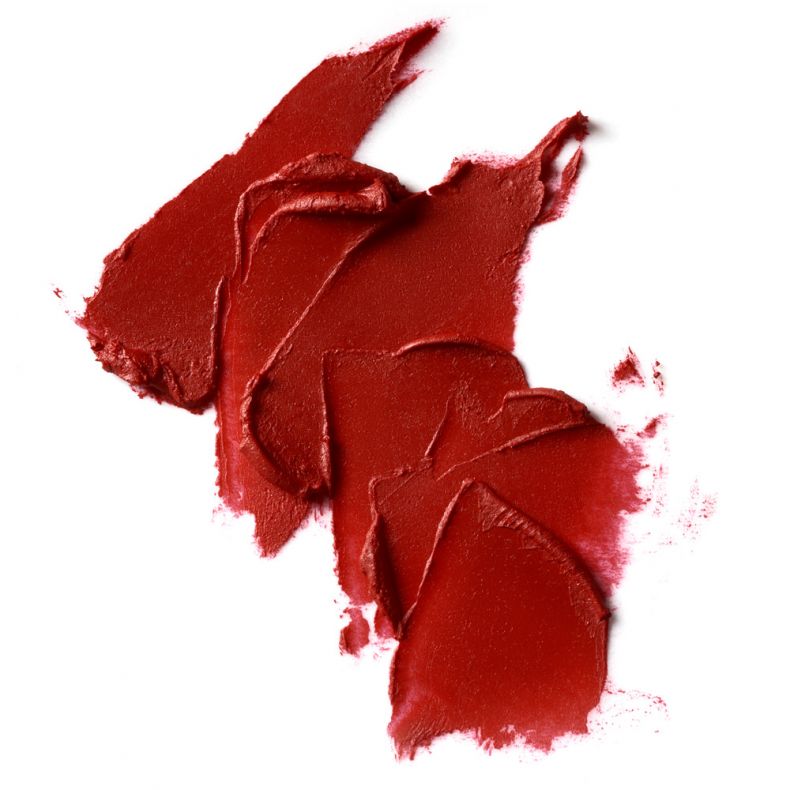 Nahaufnahme von rotem Lippenstift auf weißem Hintergrund, ideal für Beauty-Produktpräsentationen.