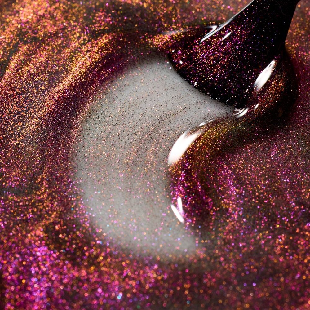 Makroaufnahme von Cupio Gellack Effect X Collection Kitty Eyes in The Dark 8ml mit violett-goldenem, magnetischem Cat-Eye-Glitzereffekt und feinen reflektierenden Pigmenten