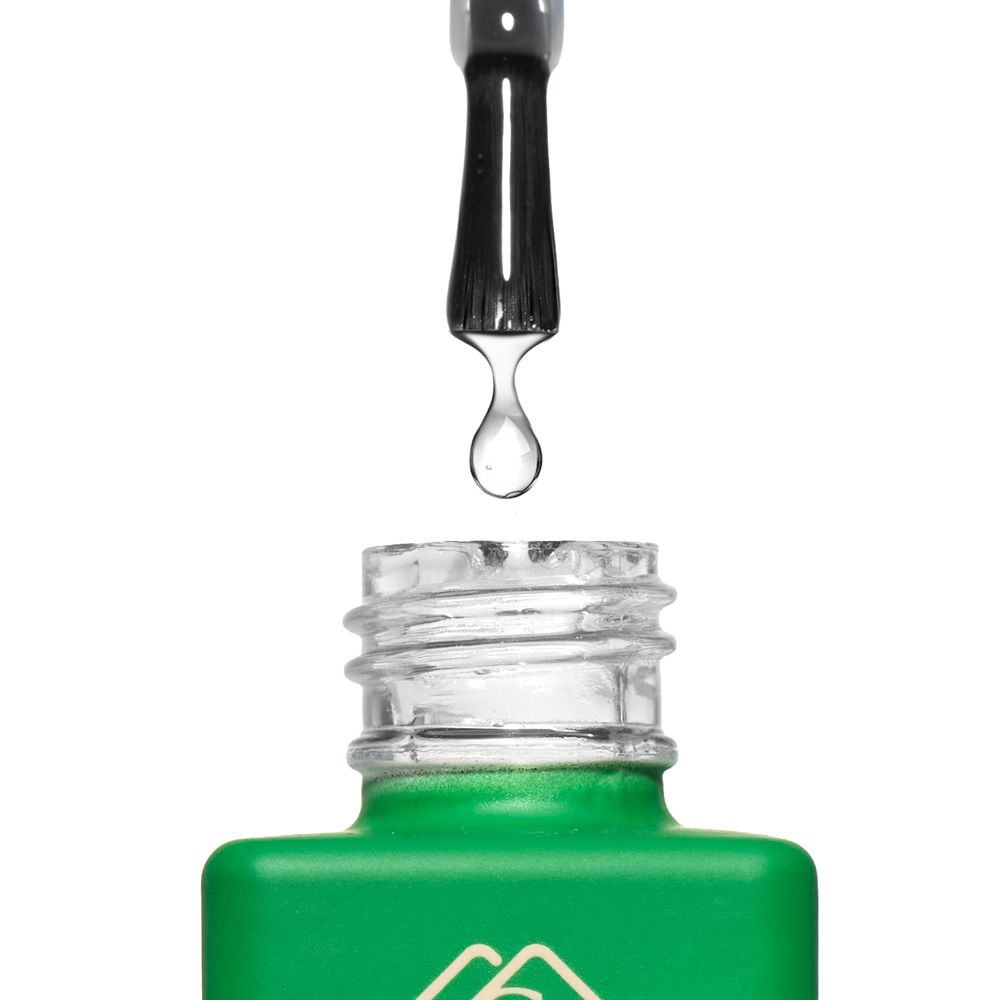 Nahaufnahme einer Pipette mit klarem Tropfen über der geöffneten grünen Glasflasche eines Kosmetik-Serums