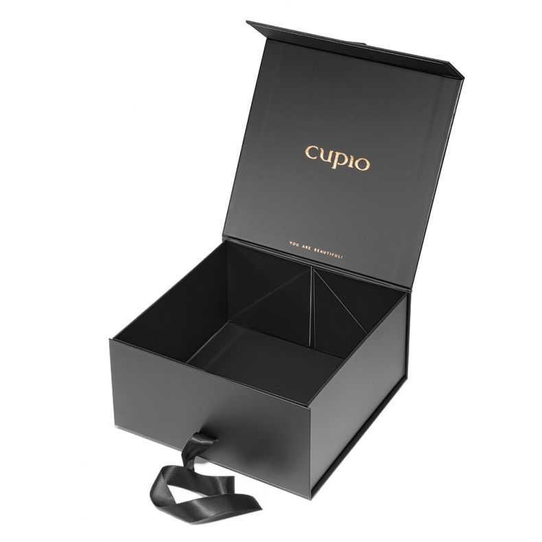 Offene schwarze Box mit goldener Schrift von Cupio, ideal für die stilvolle Aufbewahrung