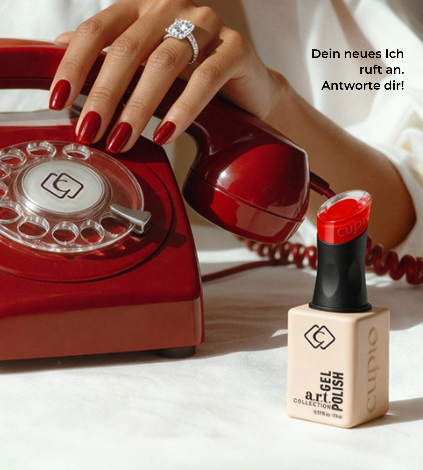 Roter Nagellack, Hand mit Ring am Retro Telefon