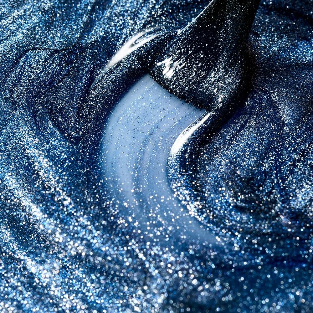 Nahaufnahme von Cupio Gellack Effect X Collection Magnetto Galaxy Cosmos 8ml, blauer irisierender Magnet-Gellack mit feinem Glitzer und galaktischem Schimmer