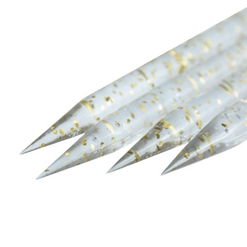 Nahaufnahme von drei transparenten Füllfederhaltern mit goldenen Glitzerpartikeln