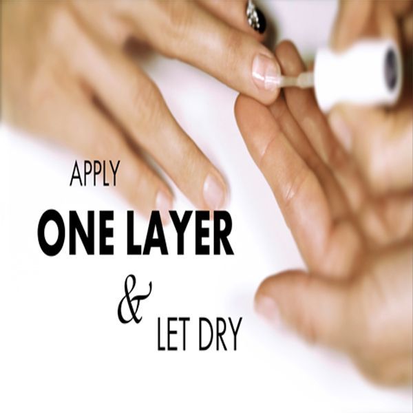 Hände zeigen, wie Nagellack in einer Schicht aufgetragen wird und dann trocknen sollte.