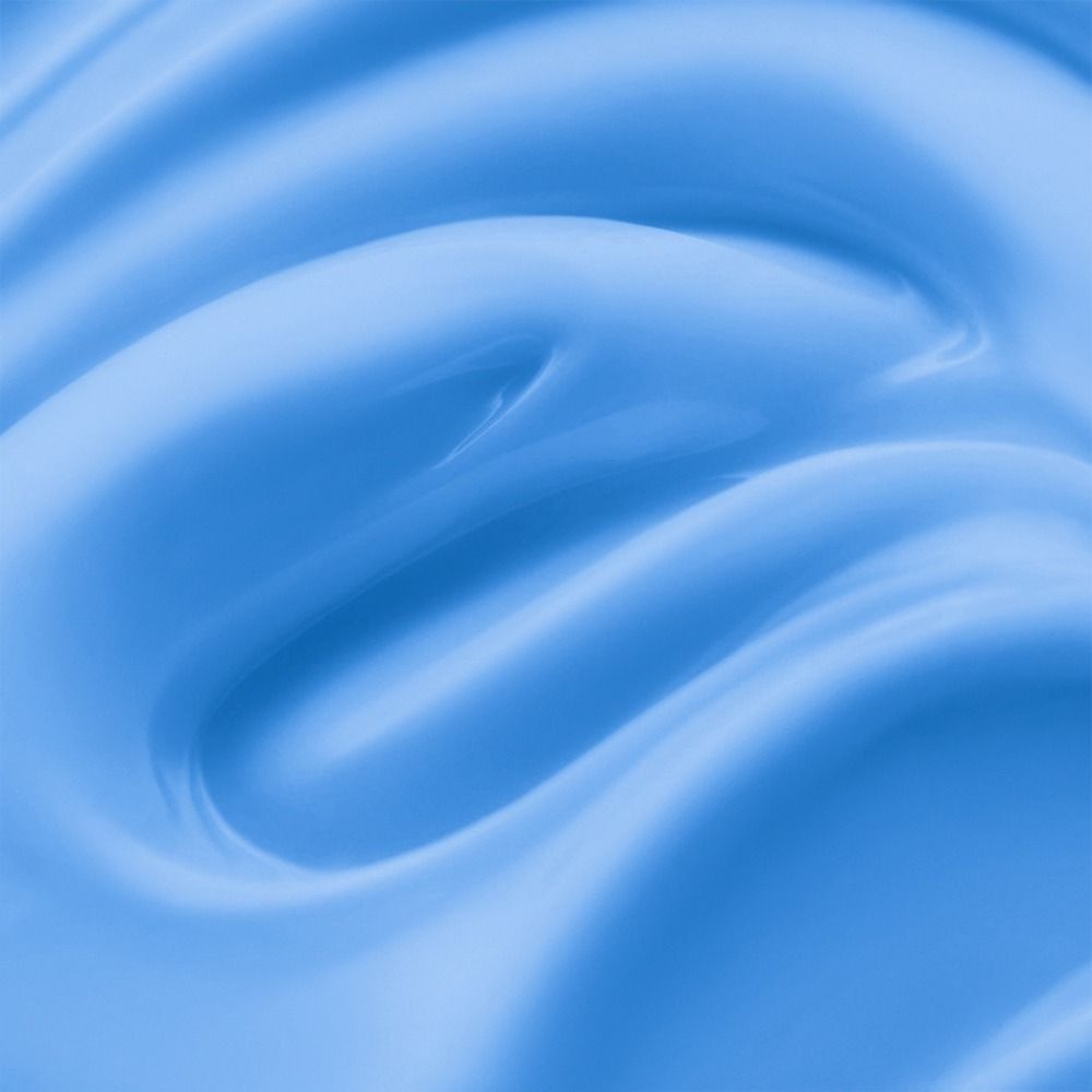 Nahaufnahme von glatter, blauer Creme auf einer Oberfläche