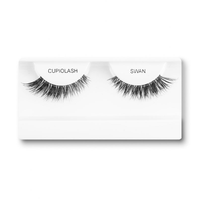 cupio_lash_soft_wispy_swan_2 Nahaufnahme von CUPIOLASH und SWAN Wimpern auf einem weißen Träger