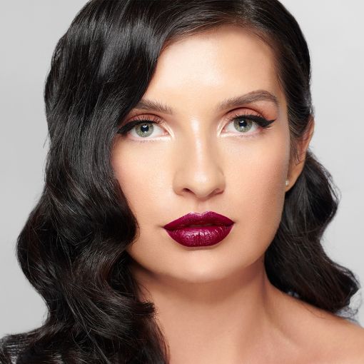 silk_touch_black Porträt einer Frau mit glamourösem Make-up und langen, gewellten Haaren