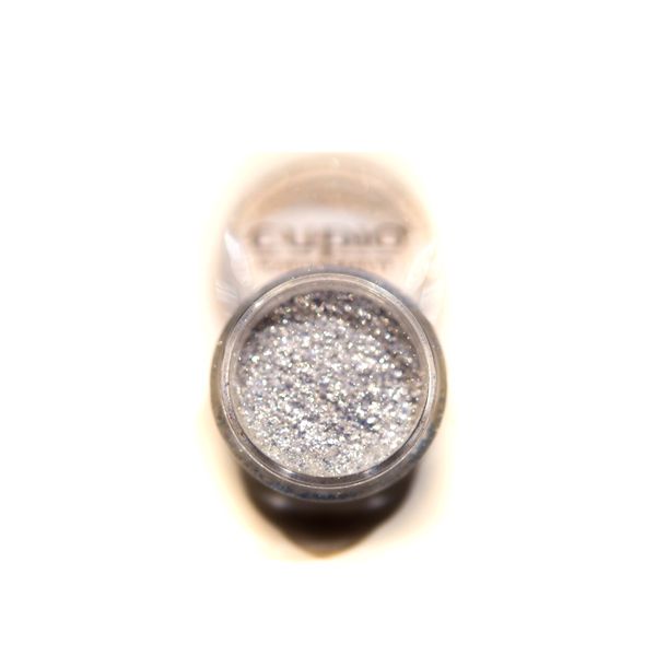 Silbernes Glitzerpulver in einem runden Behälter für Make-up und Bastelarbeiten