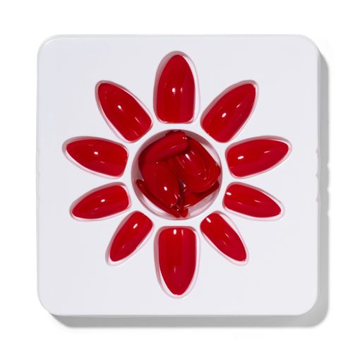 raspberry_c8365_b Set von roten Kunstnägeln angeordnet in Blumenform auf weißem Hintergrund