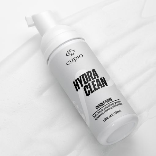 Hydra Clean Cuticle Foam von Cupio auf einer schaumigen Oberfläche