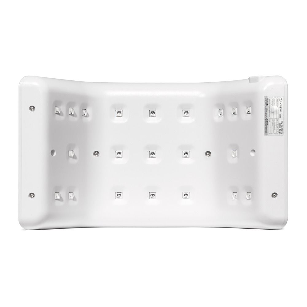 Vorderansicht einer weißen Whirlpool-Badewanne mit vielen integrierten Massagedüsen und glatter, ergonomischer Innenfläche