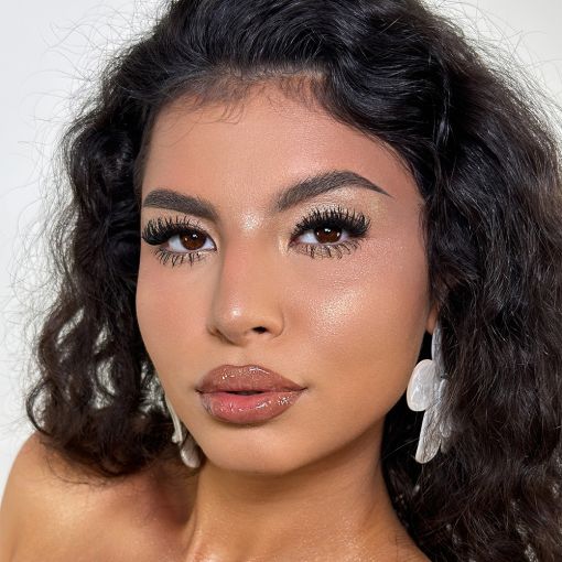 Frau mit glamourösem Make-up und glänzenden Nude-Lippen