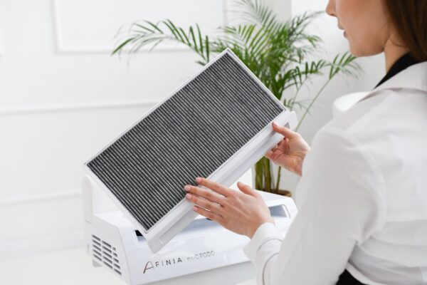 Frau hält einen Filter für die Afinia Gerätetechnologie