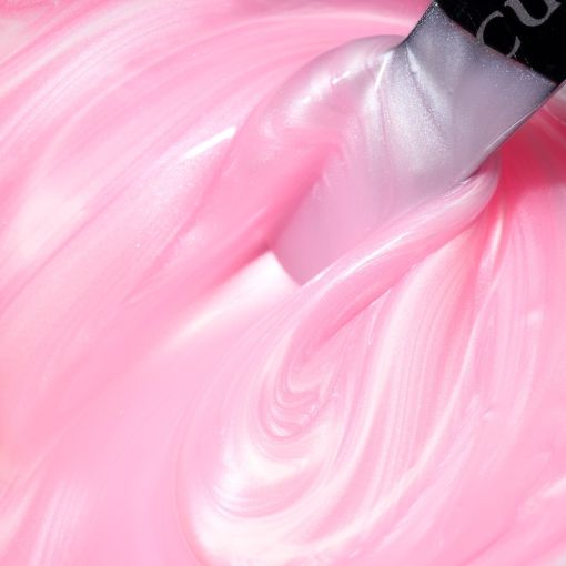 d0145_c Nahaufnahme einer hellen rosa Crememischung auf einem Spatel
