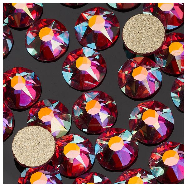 Rote Strasssteine auf schwarzem Untergrund für Schmuckdesign und Dekoration