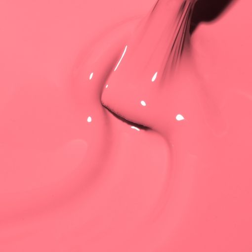 Nahaufnahme von heller pinker Farbe, die auf eine glatte Oberfläche aufgetragen wird