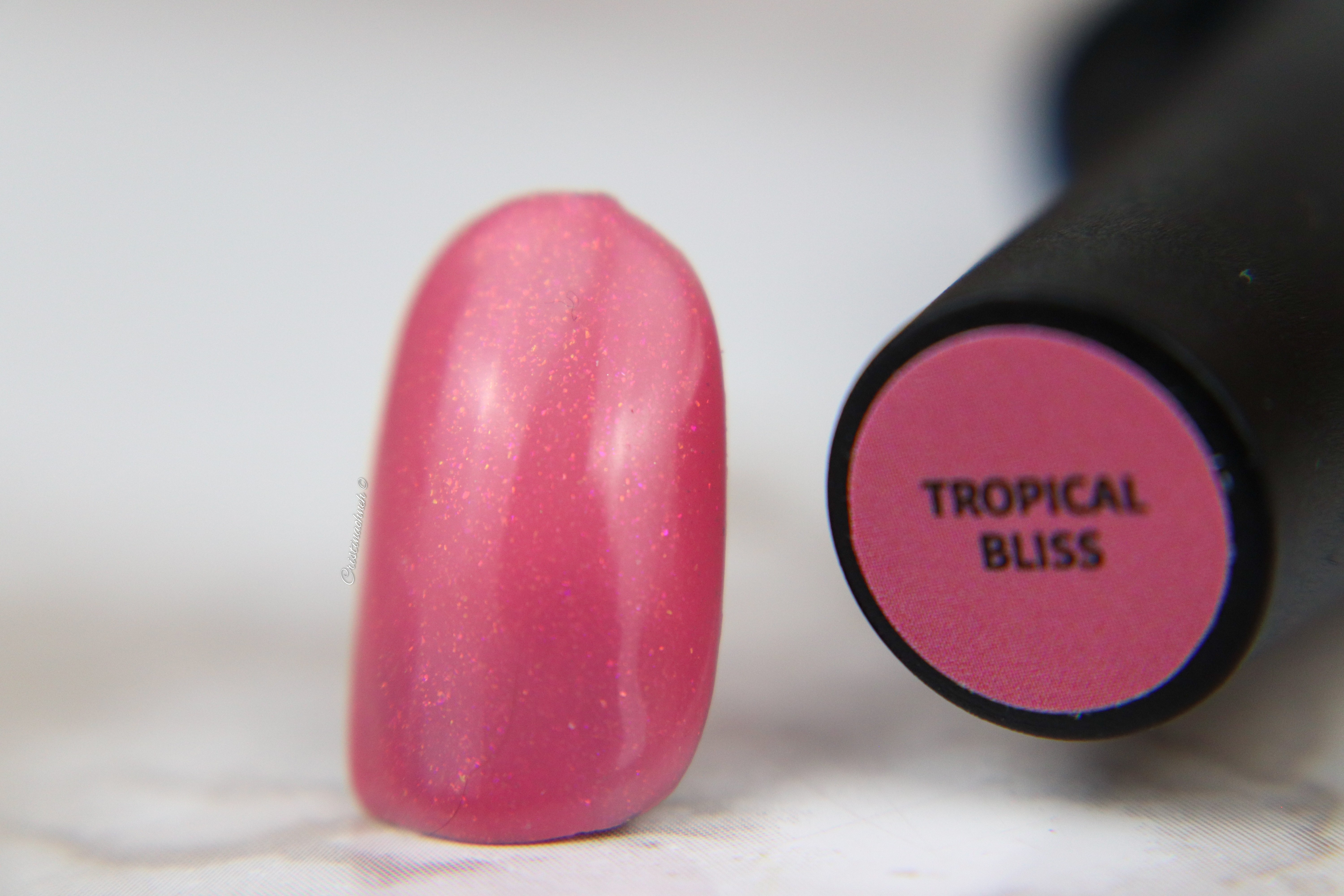 makro_tropicalbliss Nagel mit pinker Nagellackfarbe Tropical Bliss und Flasche